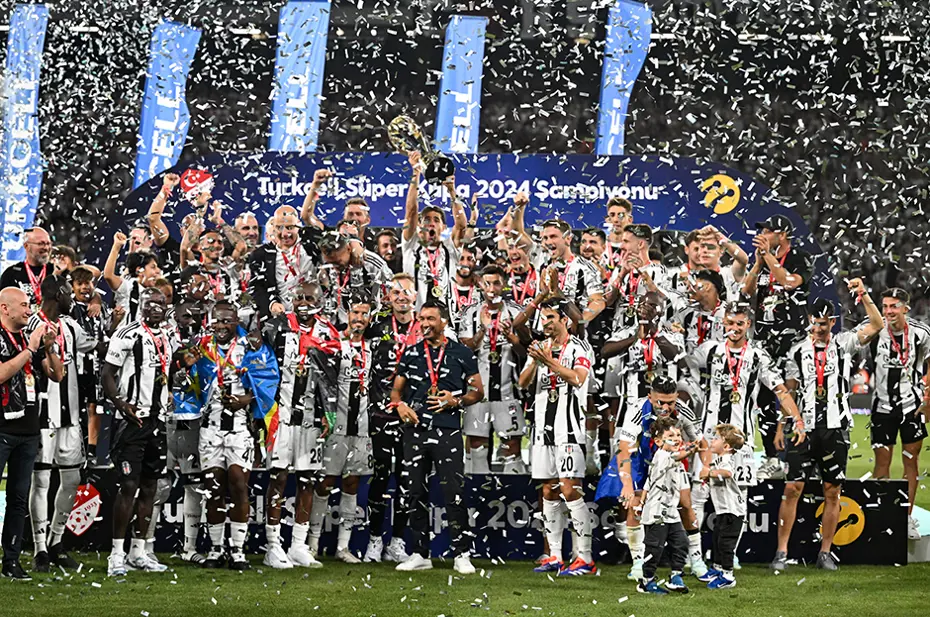 Beşiktaş'ın tarihi zaferi Avrupa'da manşetlerde: "Van Bronckhorst, Galatasaray'ı katletti" - 10