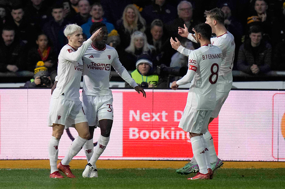 Altay Bayındır ve Anthony'den siftah: Manchester United deplasmanda turladı