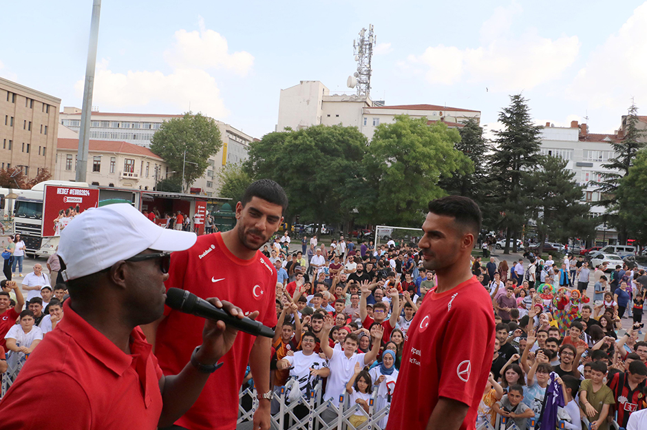 Zeki Çelik ve Cenk Özkaçar'dan Ermenistan maçı için skor tahmini