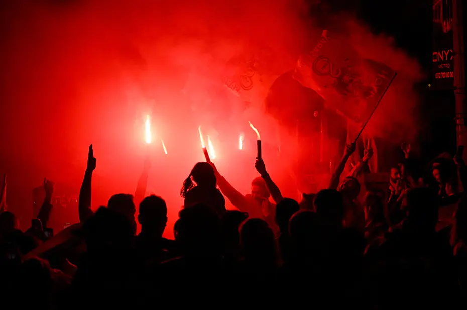 Galatasaraylı taraftarların şampiyonluk ve 5. yıldız kutlamalarından unutulmaz fotoğraflar - 4 Galatasaraylı taraftarların şampiyonluk ve 5. yıldız kutlamalarından unutulmaz fotoğraflar - 4