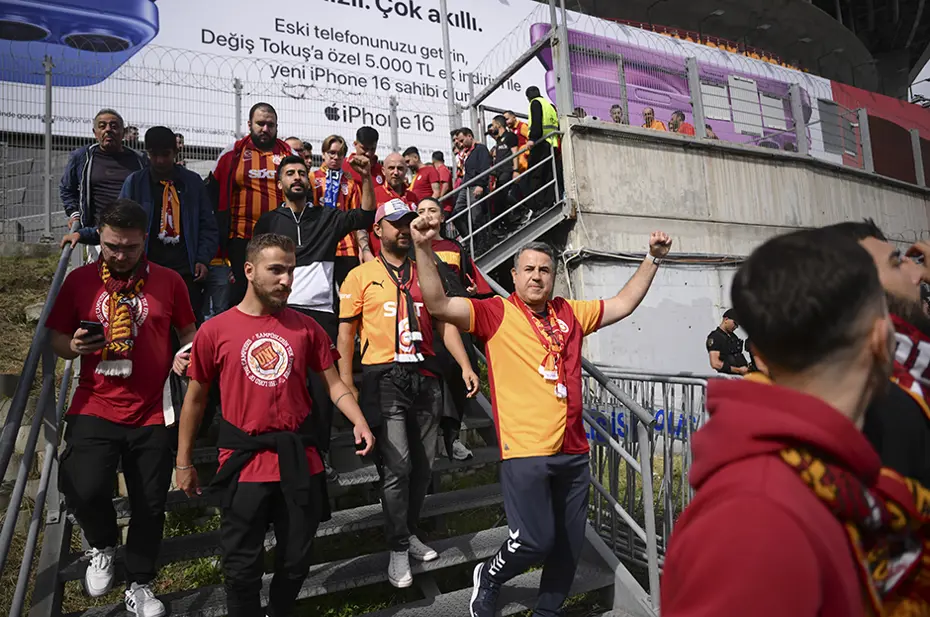 Galatasaray, Kadıköy'e 28 otobüsle gitti - 6 Galatasaray, Kadıköy'e 28 otobüsle gitti - 6