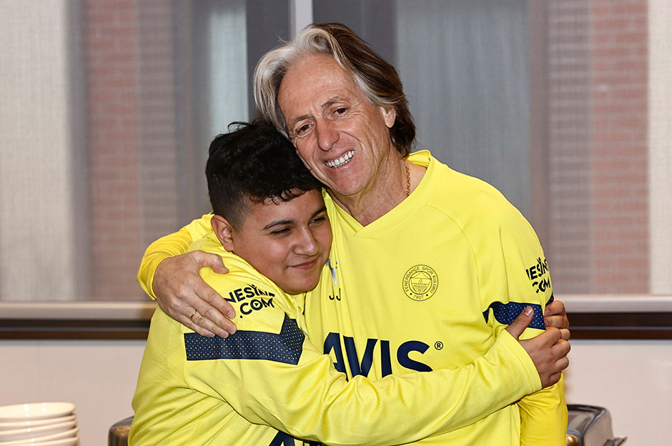 Fenerbahçeli Mehmet Akif, Jorge Jesus ve futbolcularla buluştu