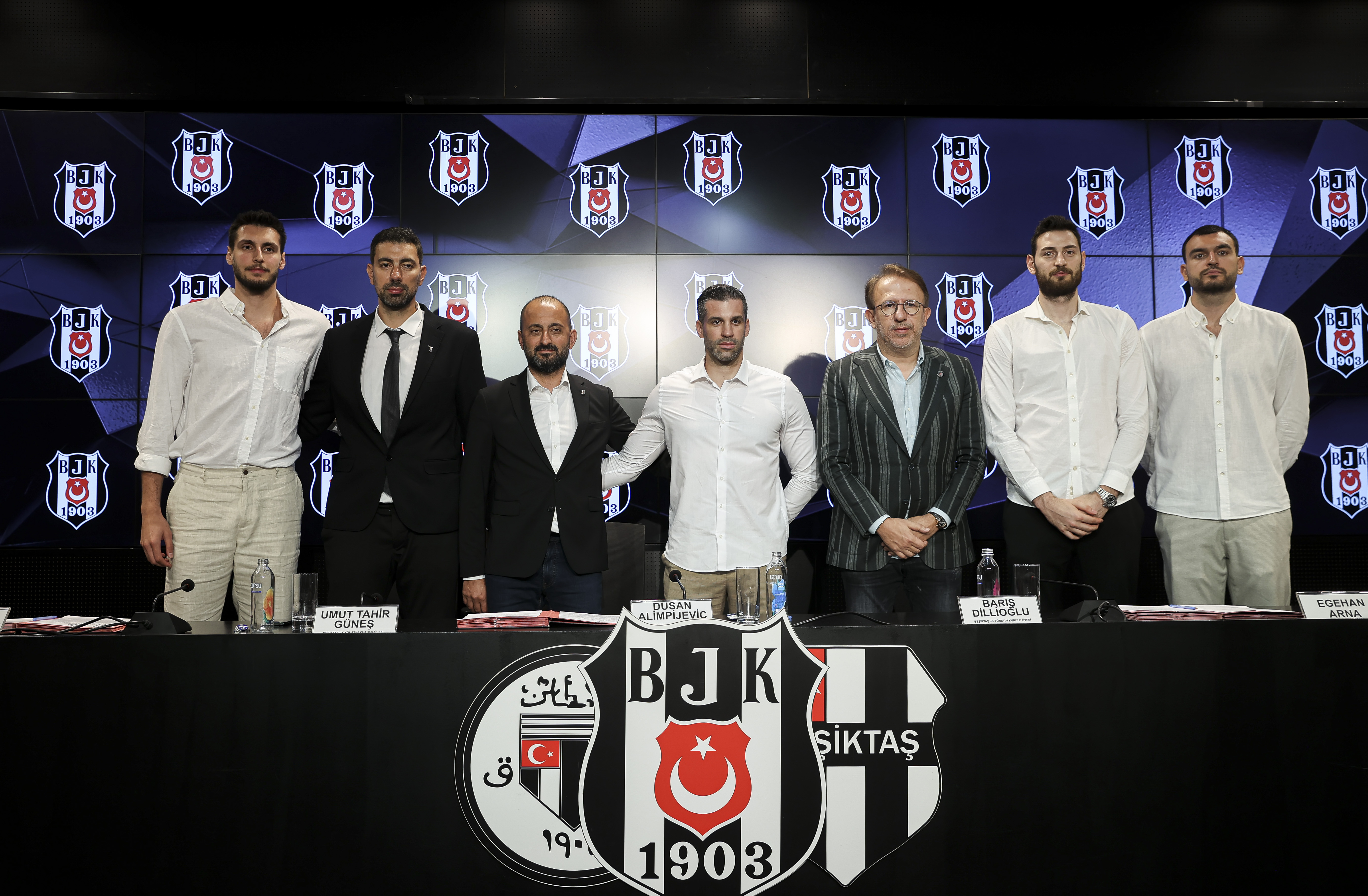 Beşiktaş'tan yeni transferlere imza töreni