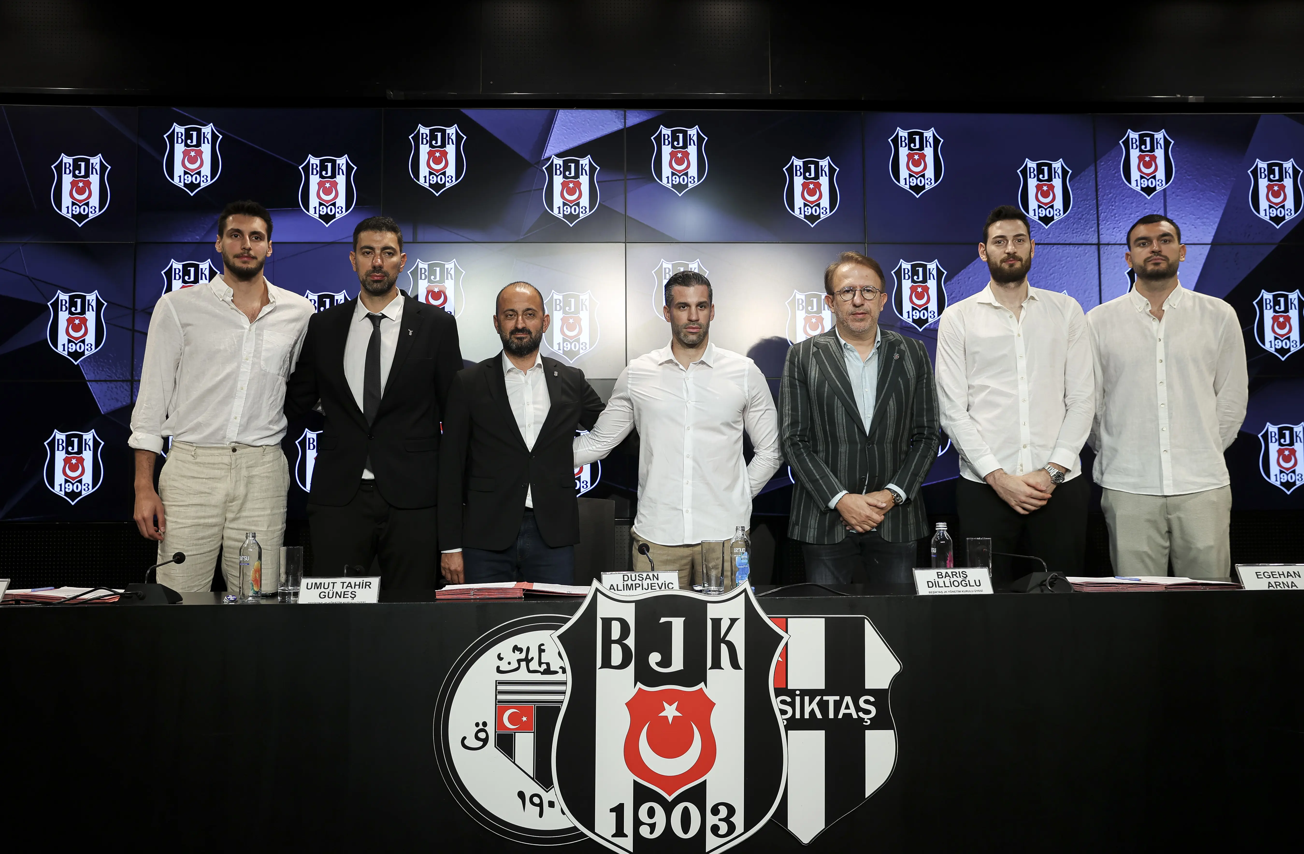 Beşiktaş'tan yeni transferlere imza töreni