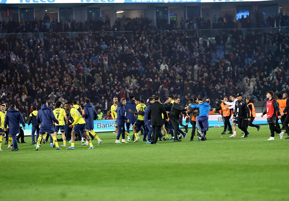 Dış basında Trabzonspor-Fenerbahçe maçındaki olayların yansımaları: "Kung fu, karate" - 16 Dış basında Trabzonspor-Fenerbahçe maçındaki olayların yansımaları: "Kung fu, karate" - 16