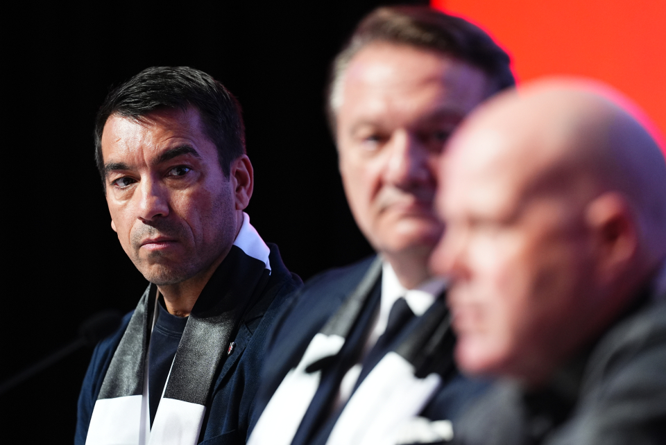 Beşiktaş'ta 9 futbolcunun bileti kesildi: Son karar Bronckhorst'un