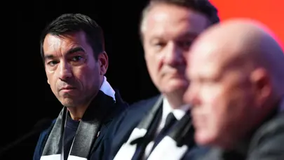 Beşiktaş'ta 9 futbolcunun bileti kesildi: Son karar Bronckhorst'un