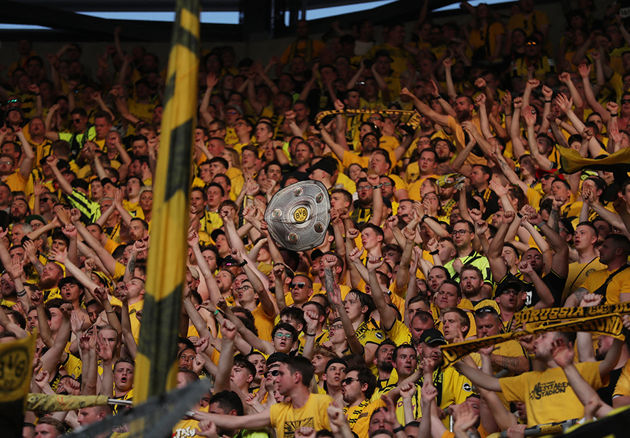 Borussia Dortmund tribünleri şampiyonluk şarkıları söylüyor