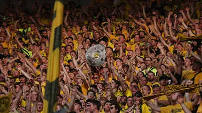 Borussia Dortmund tribünleri şampiyonluk şarkıları söylüyor