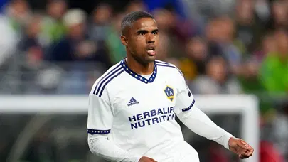 Douglas Costa'dan sürpiz imza