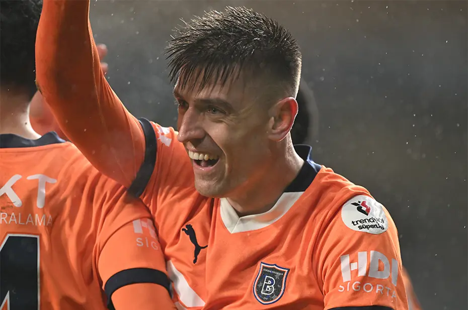Başakşehir'e dev gelir: Golcü Piatek yeni takımına imza attı - 4