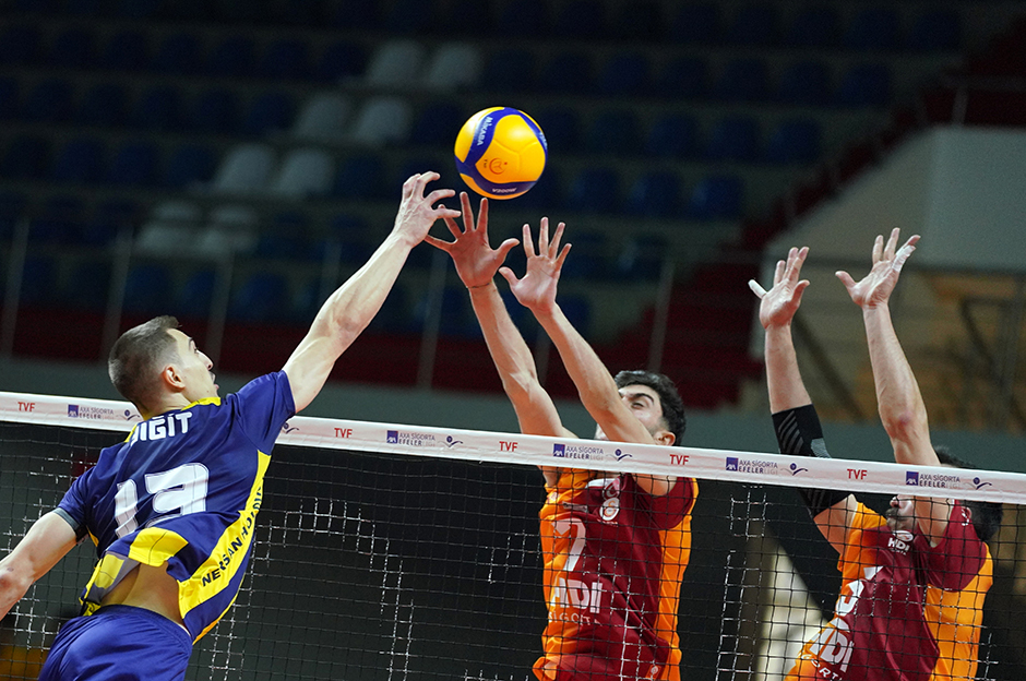 Fenerbahçe derbide 2-0'dan döndü