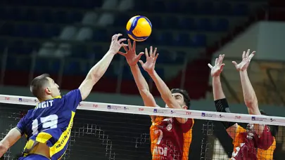 Fenerbahçe derbide 2-0'dan döndü