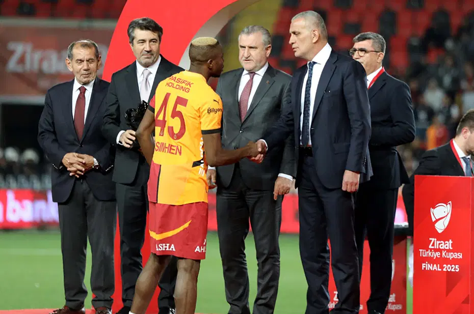 Seremonide İbrahim Hacıosmanoğlu'nun elini sıkmadı: Galatasaray'da Serhat Doğan'dan tepki - 2