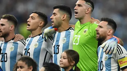 Emiliano Martinez kendisini Messi ile karşılaştırdı