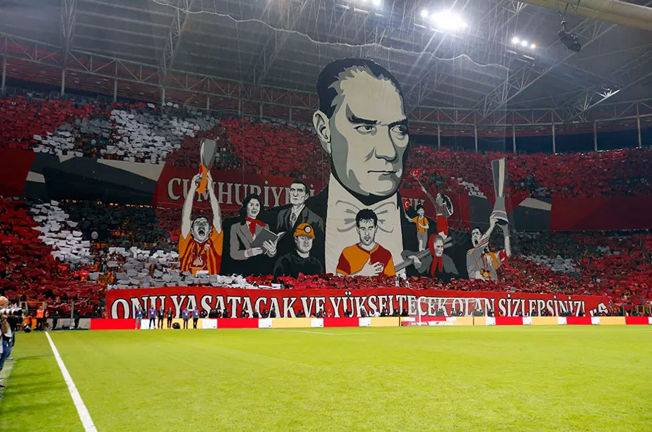 Galatasaray-Beşiktaş derbisinde Türkiye Cumhuriyeti’nin 100. yılına özel koreografi - 3