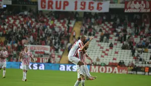 Antalyaspor, 5 gollü maçta Beşiktaş'ı mağlup etti Antalyaspor, 5 gollü maçta Beşiktaş'ı mağlup etti