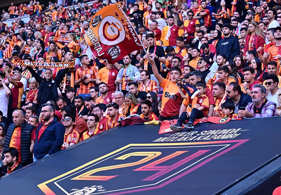 Görkemli kutlama: Şampiyon Galatasaray kupalarına kavuştu - 17 Görkemli kutlama: Şampiyon Galatasaray kupalarına kavuştu - 17