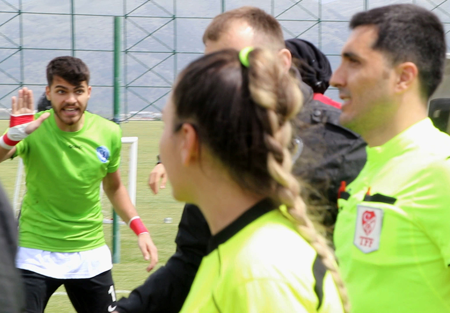 Hakem, 'depremzedelere bağış' şartıyla futbolcuya şikayetinden vazgeçti