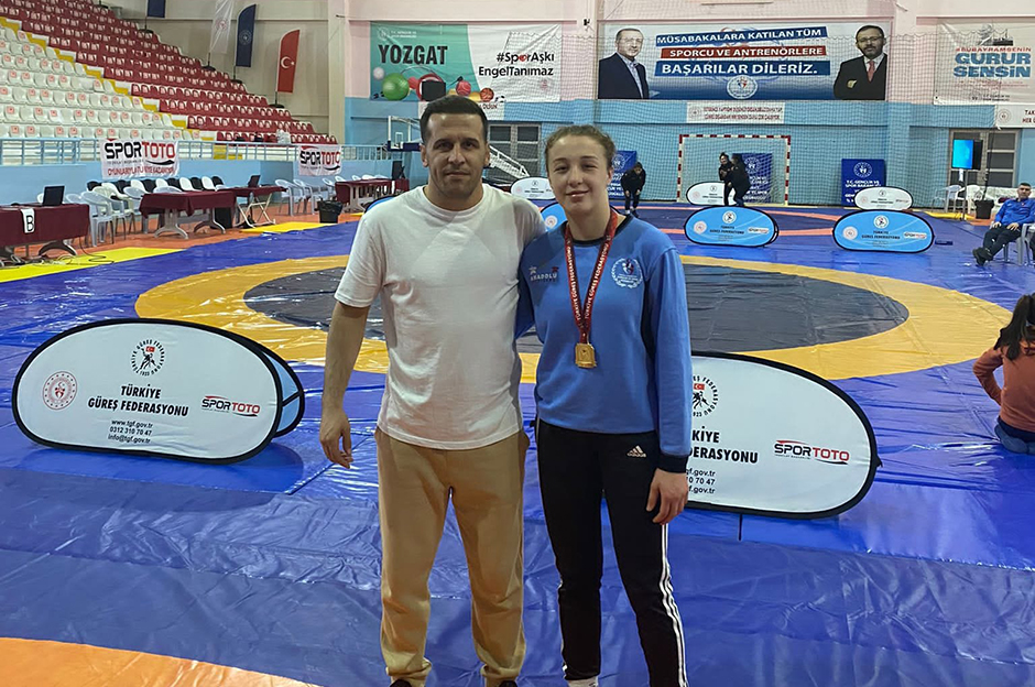 Edirneli güreşçi doktor raporuyla katıldığı şampiyonada altın madalya kazandı