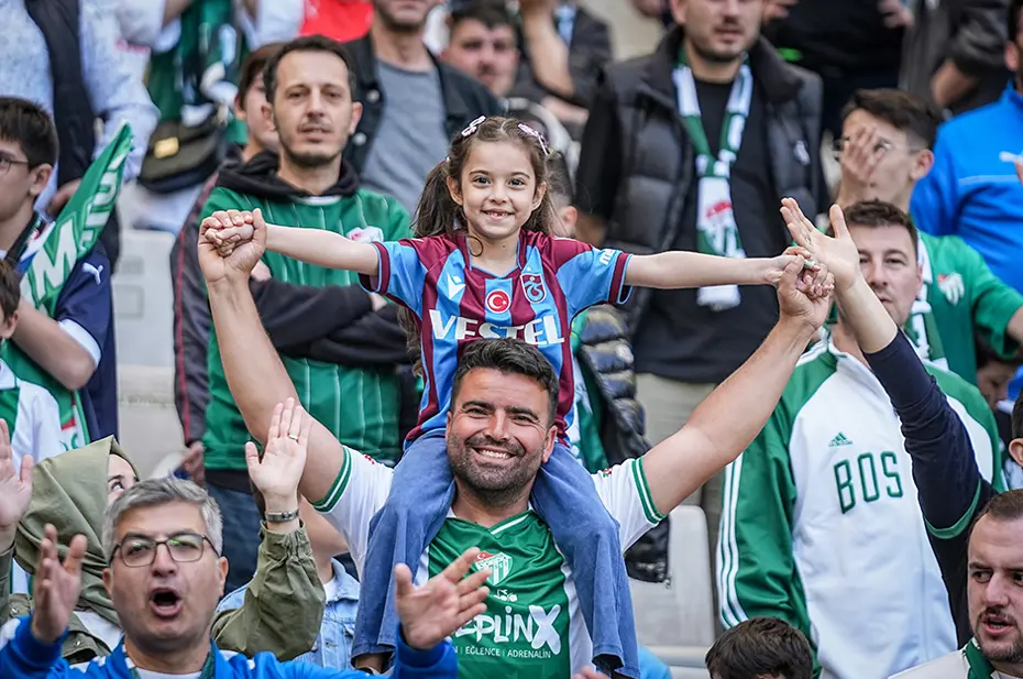 Bursaspor'un şampiyonluk kupasını alacağı maçta tribün şov: 45 bini aşkın taraftardan görsel şölen - 5