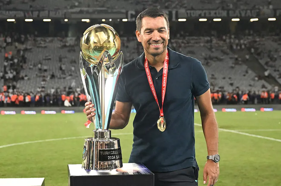 Beşiktaş'ın tarihi zaferi Avrupa'da manşetlerde: "Van Bronckhorst, Galatasaray'ı katletti" - 17