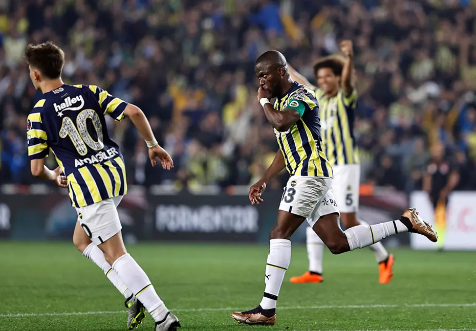 Fenerbahçe'de en az 8 isimle yollar ayrılıyor - 12