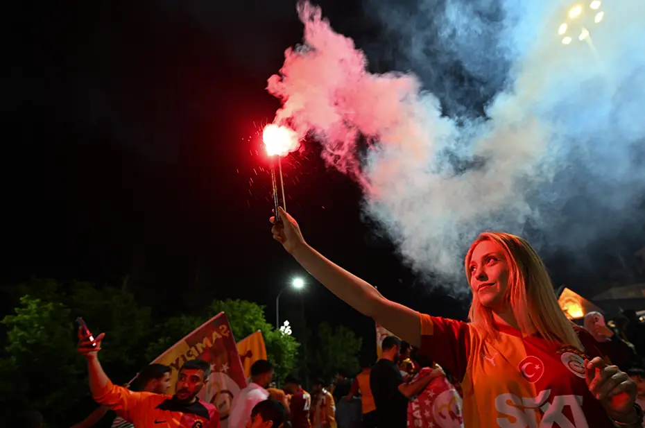 Galatasaraylı taraftarların şampiyonluk ve 5. yıldız kutlamalarından unutulmaz fotoğraflar - 32