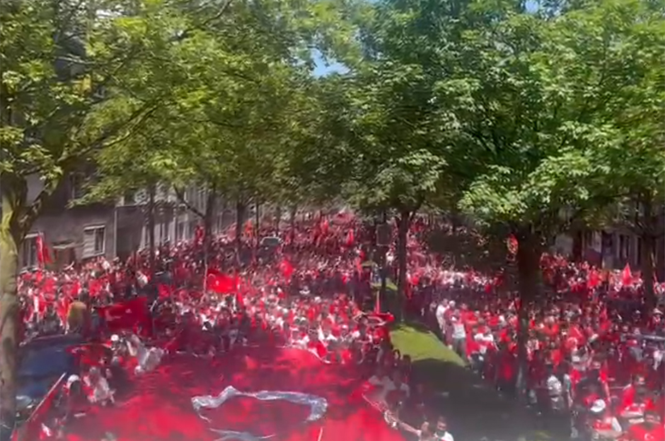 Dortmund sokakları kırmızı-beyaza büründü