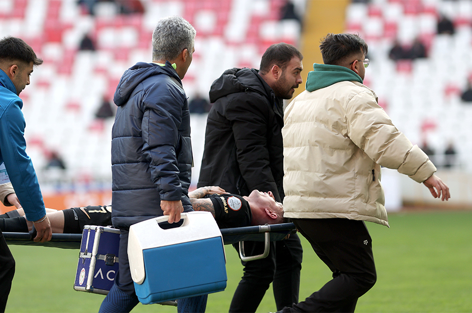Fenerbahçe maçında sakatlanan futbolcudan kötü haber