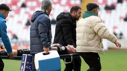 Fenerbahçe maçında sakatlanan futbolcudan kötü haber