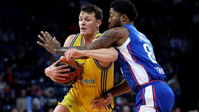 Anadolu Efes son çeyrekte güldü