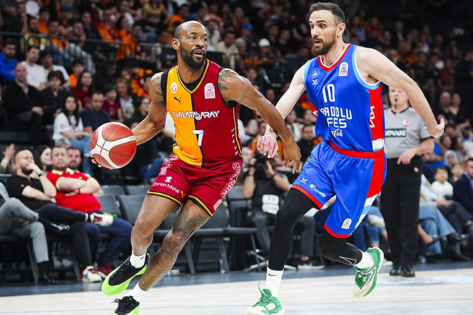 Anadolu Efes erteleme maçında Galatasaray'ı farklı mağlup etti