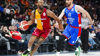 Anadolu Efes erteleme maçında Galatasaray'ı farklı mağlup etti