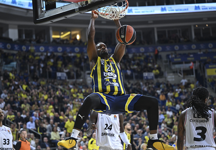 Fenerbahçe Beko geriden gelerek kazanmasını bildi