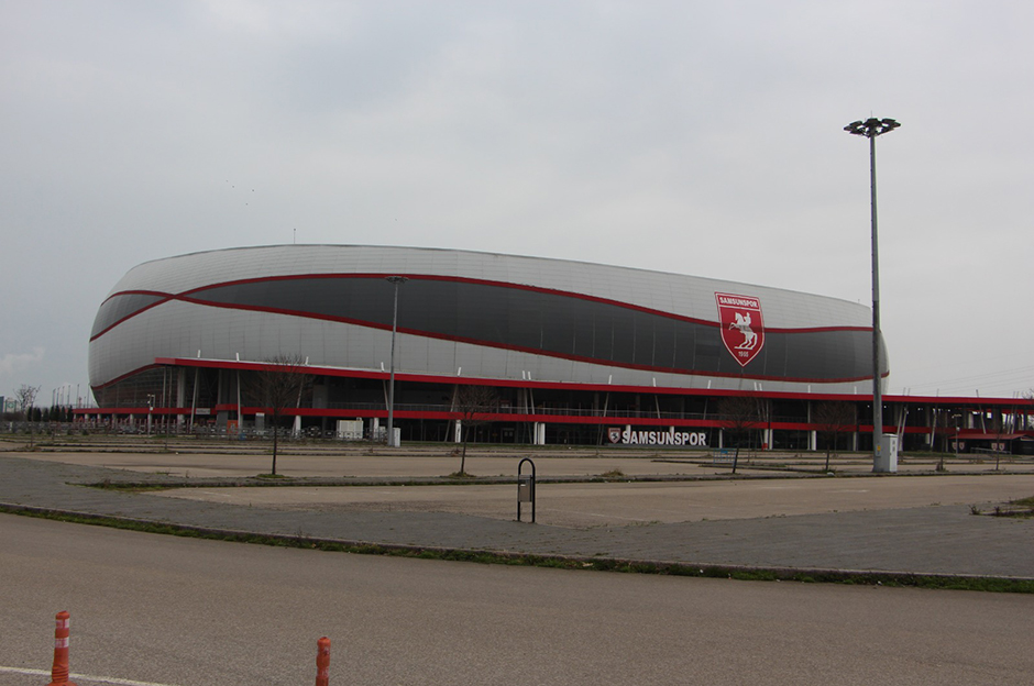 Samsun 19 Mayıs Stadyumu'ndaki çatlaklar tartışma konusu oldu