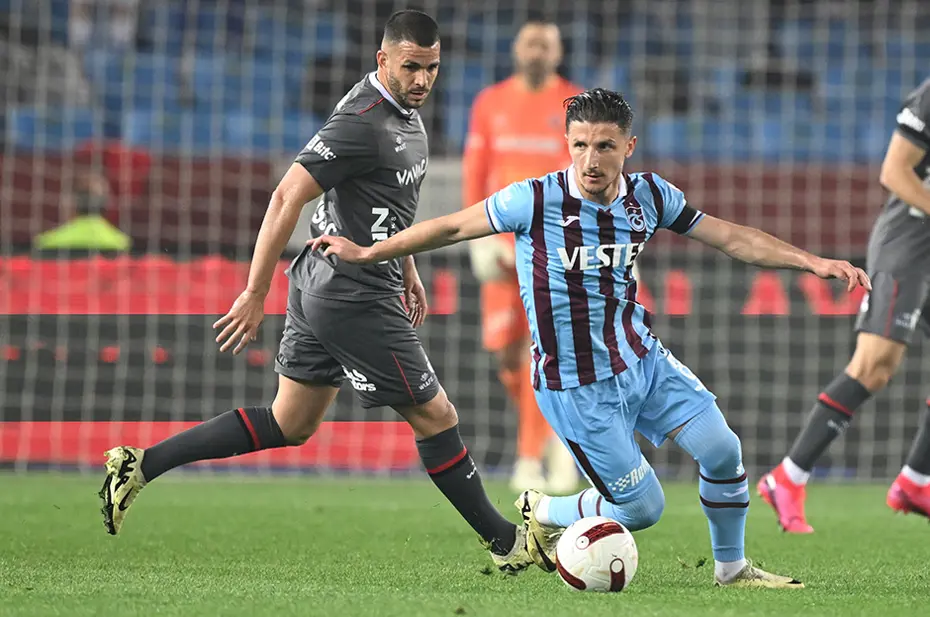 Trabzonspor'da kadro dışı bırakılan 4 futbolcuda dikkat çeken detay - 8 Trabzonspor'da kadro dışı bırakılan 4 futbolcuda dikkat çeken detay - 8
