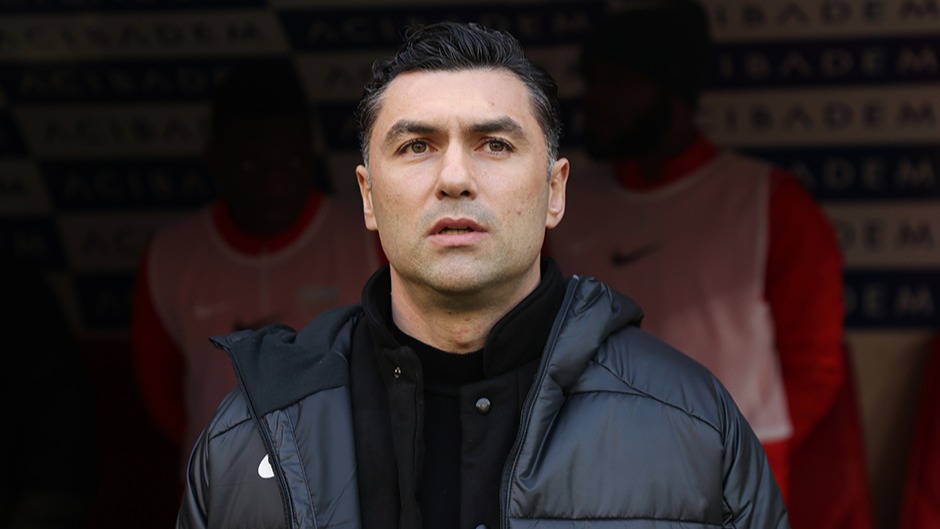 Burak Yılmaz'ın telefonuna mesaj geldi, kim olduğunu gördükten sonra canlı yayının seyri bir anda değişti