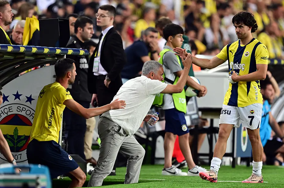 Fenerbahçe'nin galibiyeti Avrupa'da manşetlerde: "Dzeko, Mourinho'nun imdadına yetişti" - 14