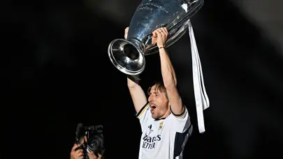 Real Madrid, Modric'i bırakmıyor