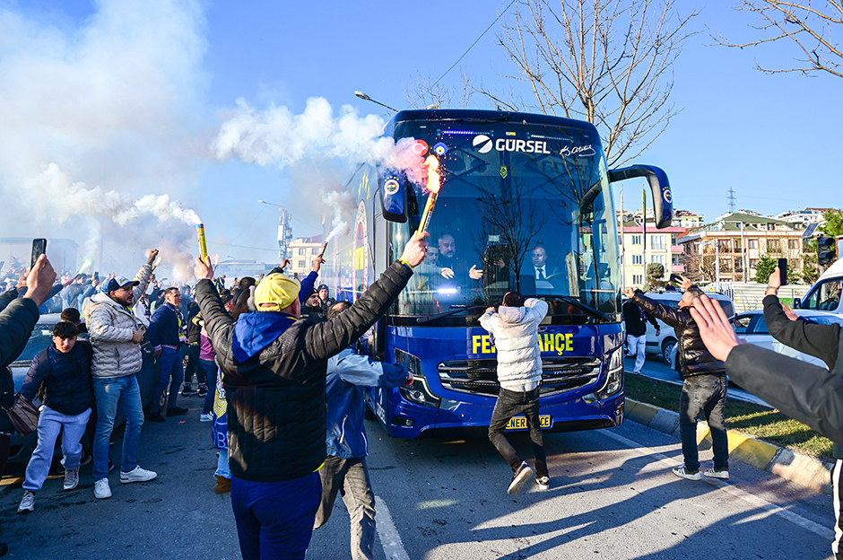 Fenerbahçe derbiye meşalelerle uğurlandı