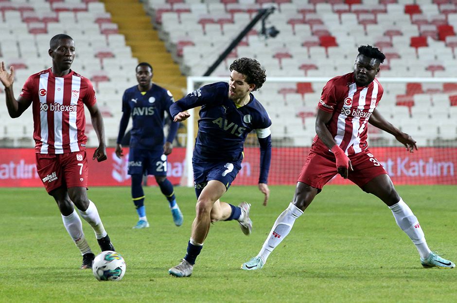 "Hiç oynamasaydınız!" - Spor yazarları Fenerbahçe için ne dedi?