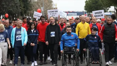 Bakan Kasapoğlu, 18. Antalya Maratonu'ndaki farkındalık koşusuna katıldı