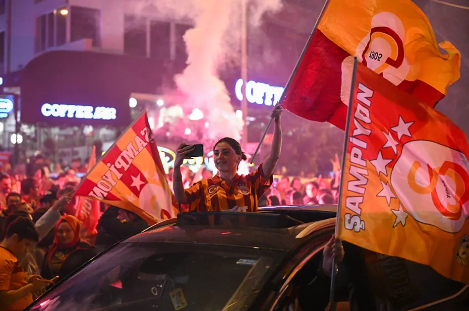 Galatasaraylı taraftarların şampiyonluk ve 5. yıldız kutlamalarından unutulmaz fotoğraflar - 22 Galatasaraylı taraftarların şampiyonluk ve 5. yıldız kutlamalarından unutulmaz fotoğraflar - 22