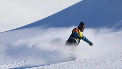 Milli snowboardcu Nisa Özsoy, Avusturya'da bronz madalya kazandı