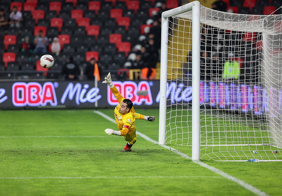 Sahalarda ender görülecek penaltı: Topu bir anda eline aldı