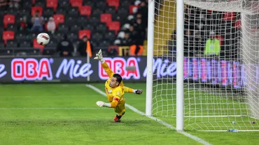 Sahalarda ender görülecek penaltı: Topu bir anda eline aldı