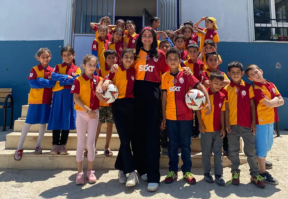 Yunus Akgün'den Hatay'daki köy okulu öğrencilerine büyük jest - 4