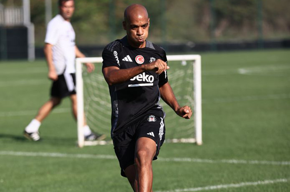 Van Bronckhorst, Joao Mario'yu oynatacağı mevkiyi belirledi