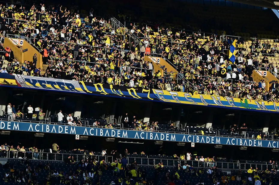 Fenerbahçe-Kayserispor maçı sonrası tribünler karıştı: Polis müdahalesi geldi - 2 Fenerbahçe-Kayserispor maçı sonrası tribünler karıştı: Polis müdahalesi geldi - 2